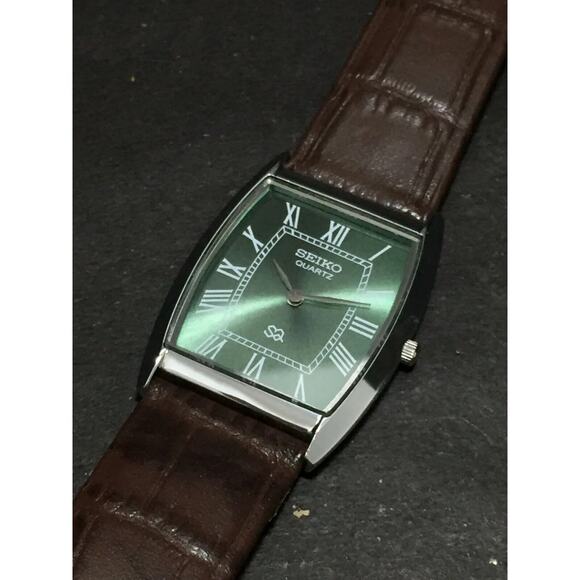 Vintage Style Seiko Quartz Mens Silver Watch & Green accents W/Leather Strap - Picture 6 of 6